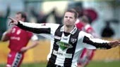 Sylvia fortsätter att imponera i superettan. Igår tog man andra segern på tre försök. Här jublar Pelle Andersson efter sitt avgörande 21 mål i andra halvlek.
FOTO: ANITA KJELLBERG