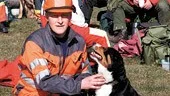 Att vila är en nödvändighet för om ekipagen är slutkörda finns risken att man missar något viktigt. Hans-Erik Stierna och hunden Sappo tar sig en välbehövlig paus.
FOTO: GUNNAR JOHANSSON