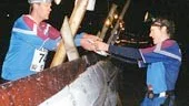 Thomas Persson och Erik Andersson växlar, i det läget var OK Denseln t o m i täten men ramlade sedan ner till 15:e plats, ändå en kanoninsats av Skärblacka-laget.
FOTO: NILS SJÖDIN