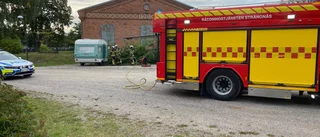 Ambulanspersonal släckte husvagn som fattade eld 