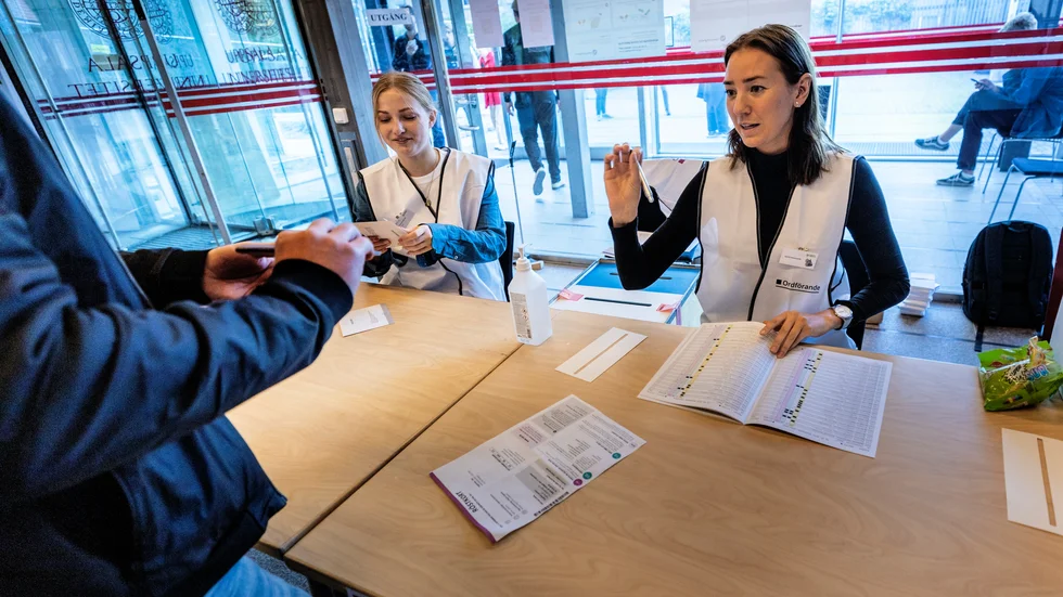 Valdagen: Engelska parken, valförrättarna från vänster: Clara Alm och Tilde Widegren tar emot valkuvert.