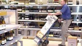  När vi börjar med lördagsöppet tror jag vi kommer att få en ökad försäljningsvolym, men samtidigt också ökade personalkostnader, säger Kalle Eriksson butikschef för Systembolaget vid OBS Ingelsta.
FOTO: ANITA KJELLBERG