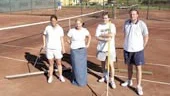 Fyra ungdomar tar i år hand om Holmens och NTK:s grustennis på Himmelstalund, från vänster Lotta Johnsson, Josefine Eriksson, Mikael Eriksson och Fredrik Svahn.
FOTO: ROBERT SVENSSON
