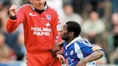 Mikael Ström kom in i paus, men hade svårt att stoppa HBK-arnas framfart. Här får dock Mickael undan bollen framför en anstormande Samuel Wowoah.
FOTO: BILDBYRÅN
