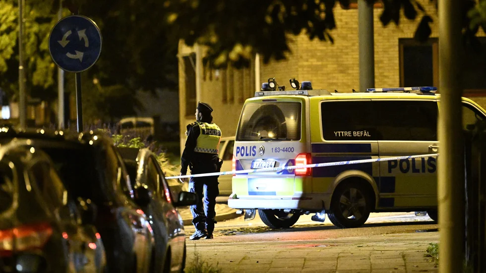 Polis på plats efter det att en man hittats skottskadad i en bil vid sjukhuset i Landskrona på lördagskvällen.
