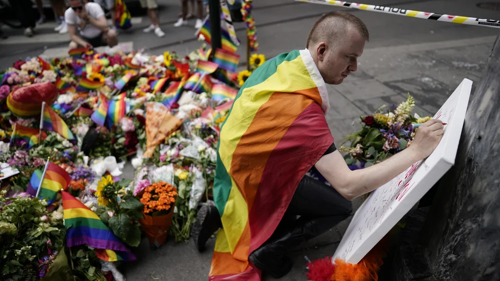 Blommor lades på platsen där två personer dödades, dagen efter dådet i Oslo den 25 juni.