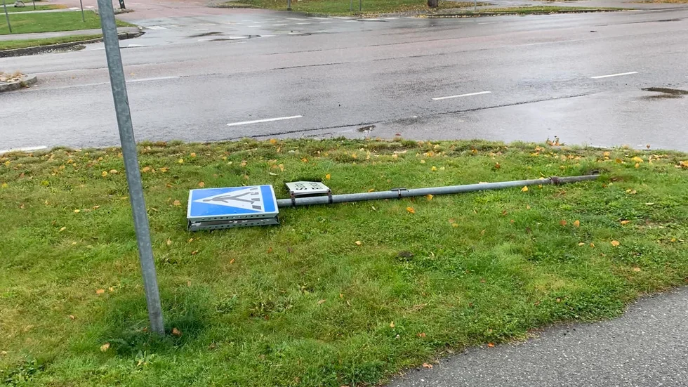 Flera av vägskyltarna har tagits ner helt och hållet. Dessa kommer att ominstalleras.