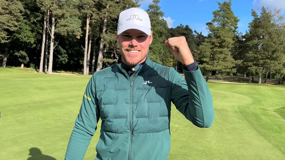 En strålande glad Adam Andersson som vann Gumbalde open och 81 000 kronor i prispengar.