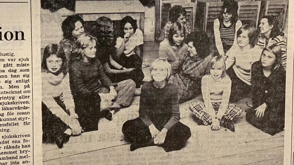Katrineholms-Kuriren 30 september 1972. Unglottsledarinnan Marianne Holmgren omgiven av sina unglottor i Österåker.