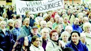 Massprotest. Tusentals Norrköpingsbor ställde upp för att värna Vrinnevisjukhusets framtid.Liknande manifestationer äger rum på andra håll i landet. I veckan är det Finspångsborna som går man ur huse.  FOTO: ANITA KJELLBERG
