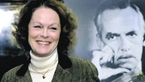 Irene Lindh med dramatikern Eugene O"Neill som bakgrund. 
FOTO: SCANPIX