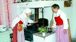 Anna Nordensten (till vänster) är en av grundarna till Stiftelsen Häfla Hammarsmedja, visar här tillsammans med Britta Orest hur köket såg ut i början på 1900-talet.
FOTO: GUNNAR JOHANSSON