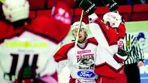 Erkki Saramaa har hittat Mattias Nordqvist som avgör derbyfajten mot Tranås i Himmelstalundshallen som annars mest handlade om heta känslor och slagsmål.
FOTO: NICLAS SANDBERG