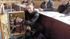 Alexander Hultgren i IP 1 släpade med sig svetsutrustningen till ingen nytta. Det finns nämligen ingenstans i kommunhuset som han och klasskamraterna Mattias Pettersson och Mattias Rimmenstrand kan använda den.
FOTO: TITTI OLOVSSON