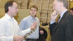 Sverker Cahp, regionchef för TNT DFDS på Händelö, berättade för samordningsminister Pär Nuder om logistikens mysterier. Intresserad åhörare i mitten är Nisse Vikmång, ombudsman i Norrköpings arbetarekommun.
FOTO: REBECCA JOHANSSON
