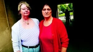 Under många år har Anette (som av hänsyn till sin son inte vill gå ut med efternamn) och Britta Olsson engagerat sig i kampen mot droger och för att hjälpa anhöriga till missbrukare. - För tio dagar sedan kom en förälder som gav mig en kram och en ros och tackade mig för det stöd hon fått. Det är sådant som gör att man orkar fortsätta, säger Britta.
FOTO: NICLAS SANDBERG