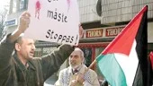 Många flaggor vajade i tåget: palestinska, irakiska och syndikalistflaggor i svart och rött.
FOTO: ROBERT SVENSSON