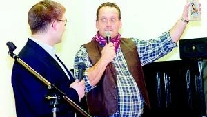 "Mikael Wiehe" och "Björn Afzelius", framställda av Anders Bengtsson och Mikael Einarsson,  klarade sig alldeles utmärkt utan Hoola Bandoola Band när de på trettondagsaftonen gästade spektaklet i Grytgöl.
FOTO: GUNNAR JOHANSSON