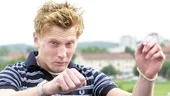 Håller måttet. Fräsaren Johan Gustafsson måttar in målen på fotbollsplanen för Lotorps IF. Sex mål  ett äkta hattrick och ett hattrick - på de senaste två matcherna har fört upp LIF i division VI-toppen.
FOTO: TITTI OLOVSSON