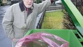 I två år har Lennart Eriksson väntat på den rosa sopsäcken. I tisdags kom den men upptar inte mer än hälften av hans soptunna. "Avgiften gjorde mig inget men att det som jag betalade för uteblev har gjort mig irriterad", säger han.
FOTO: ROBERT SVENSSON