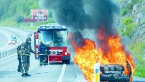 En Mercedes totalförstördes i en häftig bilbrand igår på E22 vid Hälla. Det dröjde 28 minuter innan Norrköpings brandförsvar var på plats. - Det är lång tid, konstaterar insatsledaren Torsten Westöö.
FOTO: THOMAS AHLBLOM/WIGHSNEWS