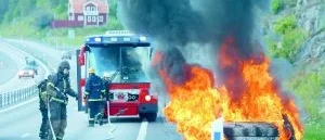 Bil brann upp på E 22