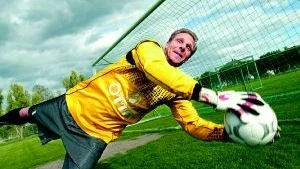 Saltängens panter. Peter Zengler, 51, gjorde ett lyckosamt inhopp i Saltängens mål. Målvakten hade en stor del i Saltängens 3-1-seger mot Bråvalla.
FOTO: NICLAS SANDBERG