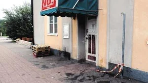 Uppåt väggarna. Det är marschaller som har åstadkommit fläckarna utanför entrén till krogen No1 och inte illamående människor, vilket många förbipasserande tror.´
FOTO: CAROLINA HÄGGKVIST