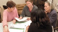 Anne Britt Pettersson, Christel Holmberg och Gunilla Westny går igenom papper i hopp om att hitta något som kan öka Pias chanser att få stanna i Sverige.
FOTO: JANNE FORSBY