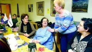 På Internationella träffpunkten som drivs av Röda Korset i Norrköping möts människor från olika kulturer. Suad Shamon (till vänster) tog med grannarna Nazra Mardiny och Mona Haczka. De välkomnas av Lis Jonassen. 
FOTO: JANNE FORSBY