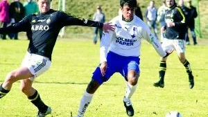 IFK:s nye brasse, Renato Mello Braga, togs hårt av AIK:s försvar, men den här gången har han lyckats kollra bort mittbacken Niklas Sandberg.
FOTO: JANNE FORSBY