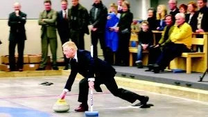 Fredrik Lundberg la premiärstenen i Norrköpings fina curlinghall på Himmelstalund, men vi ska väl nämna att han fick lite "hjälp" från trion Albin Eriksson, samt Rolf och Inga Arfwidsson, som petade den historiska stenen i rätt riktning över isen.
FOTO:ANITA KJELLBERG