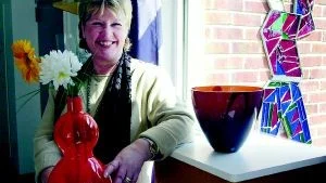 Barbro Åkemark som är ny försäljningschef på Reijmyre Glasbruk vill ta vara på det traditionella som Reijmyre Glasbruk står för samtidigt som hon med hjälp av nya formgivare vill nå fler kunder.
FOTO: TITTI OLOVSSON