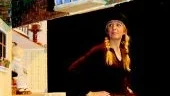 Tjåsa Gusfors, ett hus och en väska blir till ett ekipage som ska fara runt i Europa i sommar - teater med ursprung Norrköping alltså. 	            FOTO: FREDRIK SCHLYTER