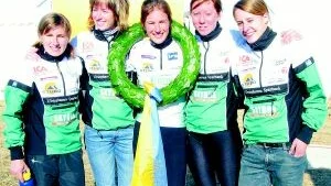 Ulricehamns OK vann för första gången damernas Tiomila. Här ses de glada tjejerna, fr v Jenny Johansson,Stina Grenholm, Simone Niggli-Luder, Alexandra Vejedal och Martina Fritschy.
FOTO: NILS SJÖDIN