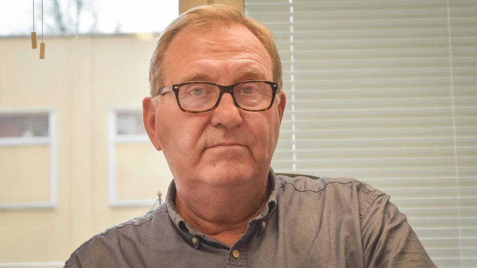 Vem bär ansvaret för att mark- och miljööverdomstolen underkände Kinda kommuns inventering av fladdermössen vid Rimforsa 1:49?
"Man hade väl bedömt att det var tillräckligt. Länsstyrelsen hade ju gett ok. Då har kommunen anammat det", säger kommunstyrelsens ordförande Christer Segerstéen (M).