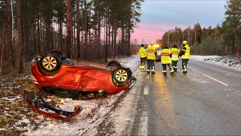 En bil åkte av vägen och voltade i Lojsta under onsdagseftermiddagen.