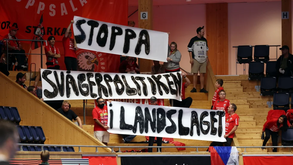 Storvretaklacken vecklade ut banderoller under hemmapremiären. Dessa riktades mot landslagsledningen.