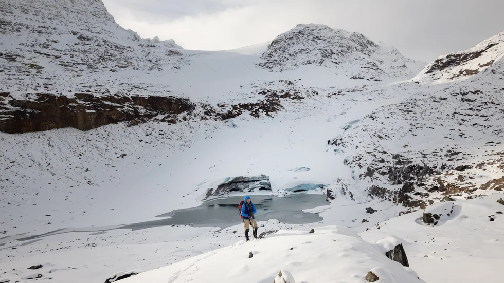 Kårsaglaciären är illa ute. Ovanför Erik Huss syns det kollapsade glaciärfronten som rasat ner i vattnet. Ovanför det området kan man se att berget kommit i dagen och skurit av glaciären. 