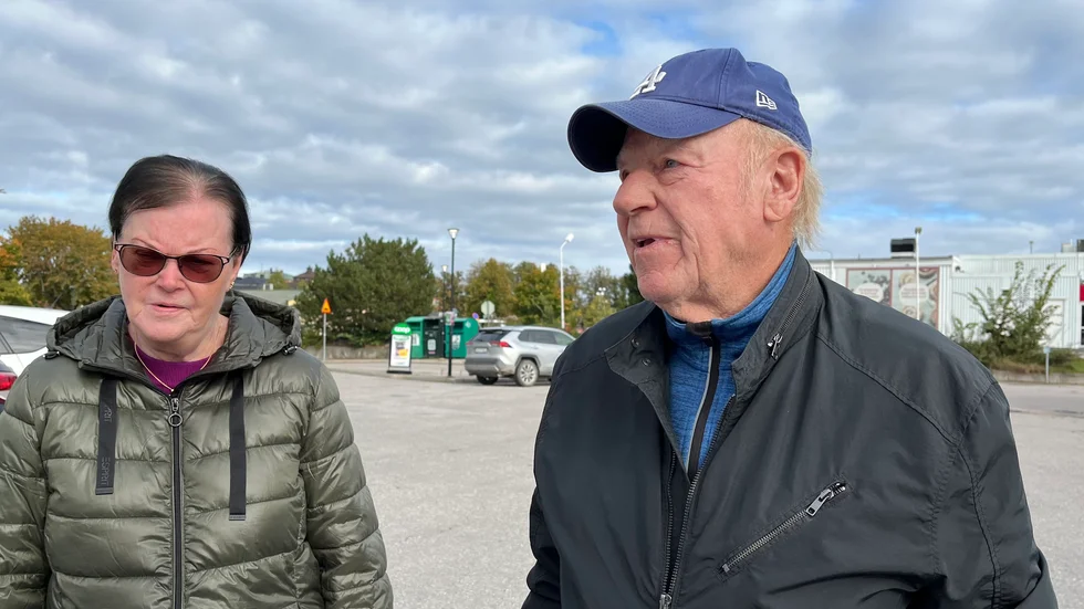 Siv och Ove Broberg från Nävertorp blev förvånade över att det införts betalparkering utanför Kvarnen. "Det hade vi ingen aning om. Jag tycker att det är skit!", säger Siv Broberg med eftertryck.
