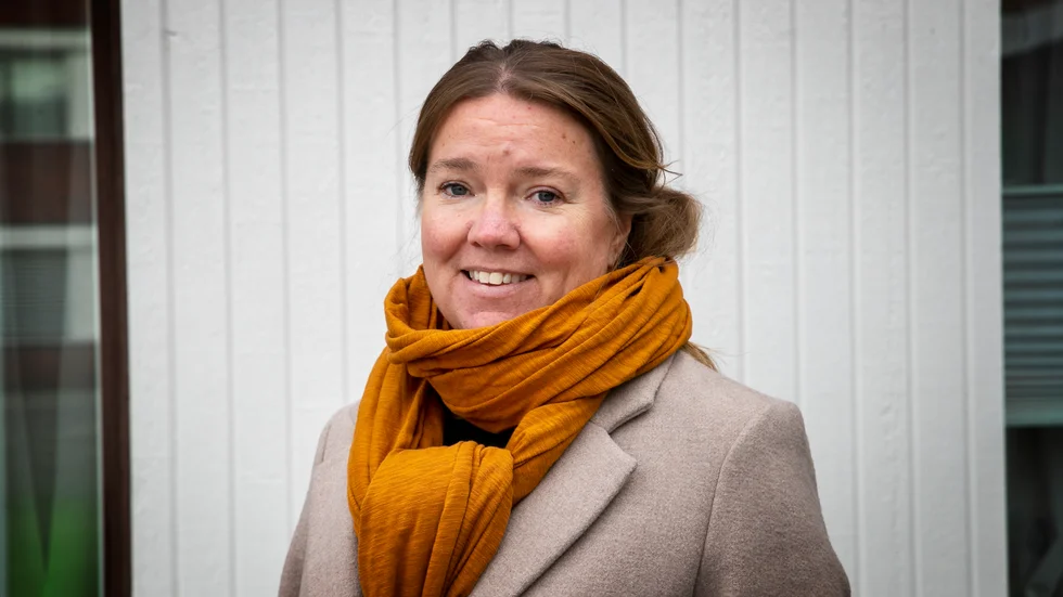 Emelie Nylund, Nyköping kommuns renhållningschef, förklarar att alla textilier, oavsett om de kan återanvändas eller inte, ska läggas i samma container.
