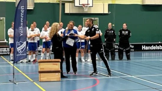 IFK Dannemora/Österbys Robert Nordström och Anna Morell tar emot priset för Årets förening av Upplands Innebandyförbunds Annica Gullin-Caspersen.
