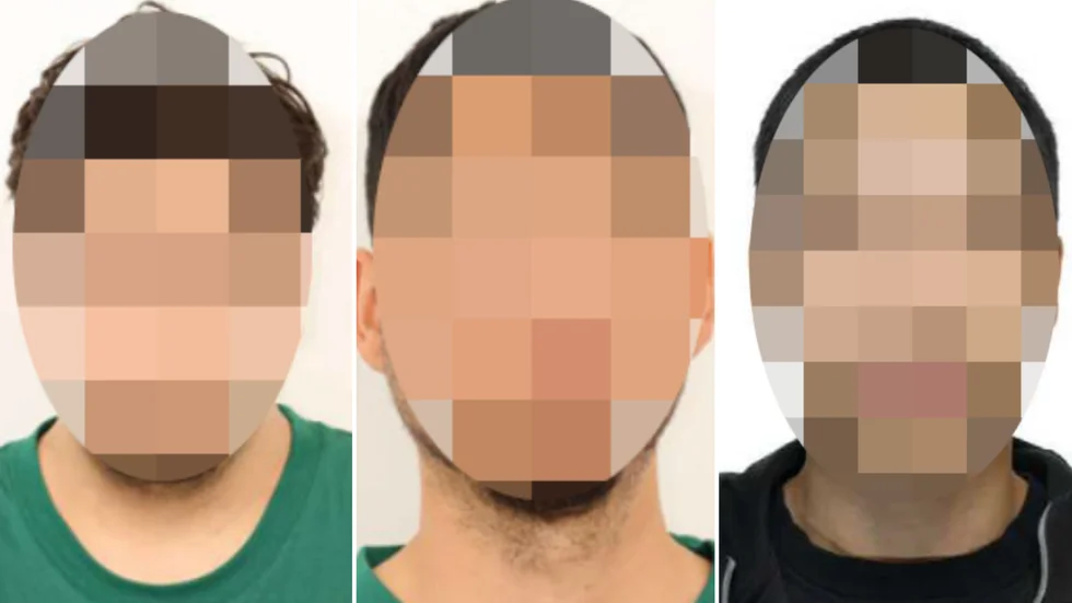 Tre män, 20, 23 respektive 34 år gamla, ställs nu inför rätta misstänkta för bland annat mord och grov allmänfarlig ödeläggelse.