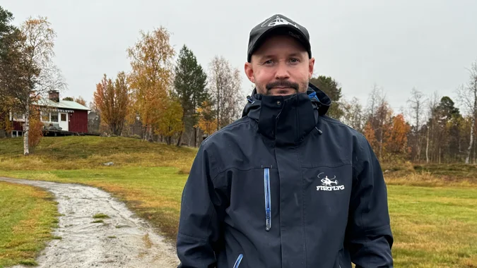 Geir Westerlund, Vuonatjvikens stugby i Arjeplog, har en av de längsta enskilda vägarna som nu riskerar att bli oplogad i vinter. "Vi är synnerligen drabbade av denna katastrofala upphandling av plogningen", säger han.