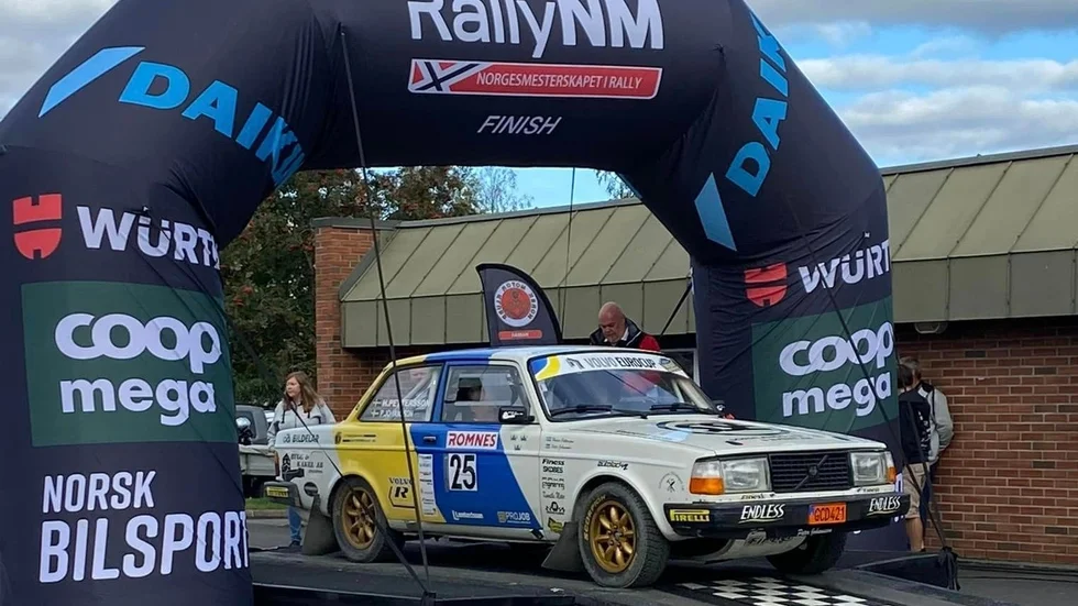 Peter Johansson med kartläsaren Hasse Pettersson på startrampen i det norska rallyt i helgen. Nu ska Volvon säljas.