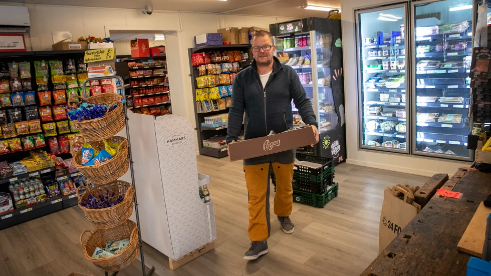 Björn Sjö och hans fru Maria har drivit obemannade handelsbodar i fem år nu. Nu öppnar de en i Trosa hamn också.