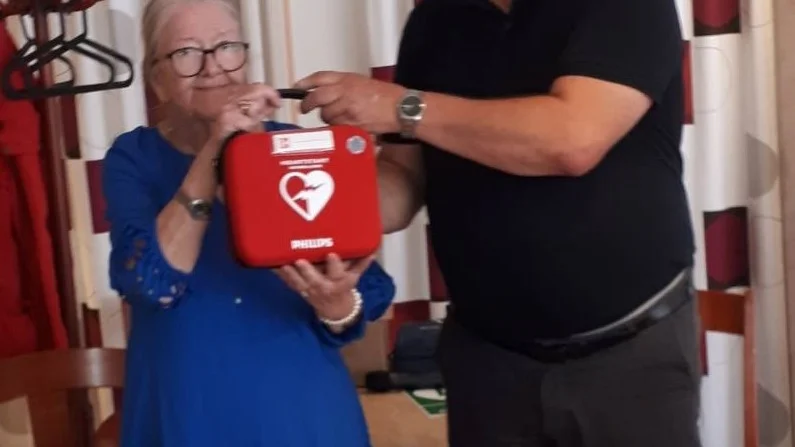 Ethel Keisu tog emot en hjärtstartare av Christer Thörnlund.