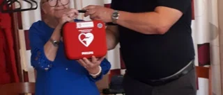 Lions Club Luleå ger PRO Björkskatan i Luleå en hjärtstartare 