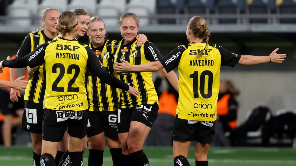 Häckens Alice Bergström, tvåa från höger, jublar med lagkompisarna efter sitt 2–0-mål mot Växjö.