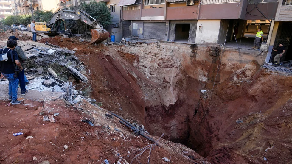 Personer passerar platsen där Hizbollahledaren dödades i södra Beirut.